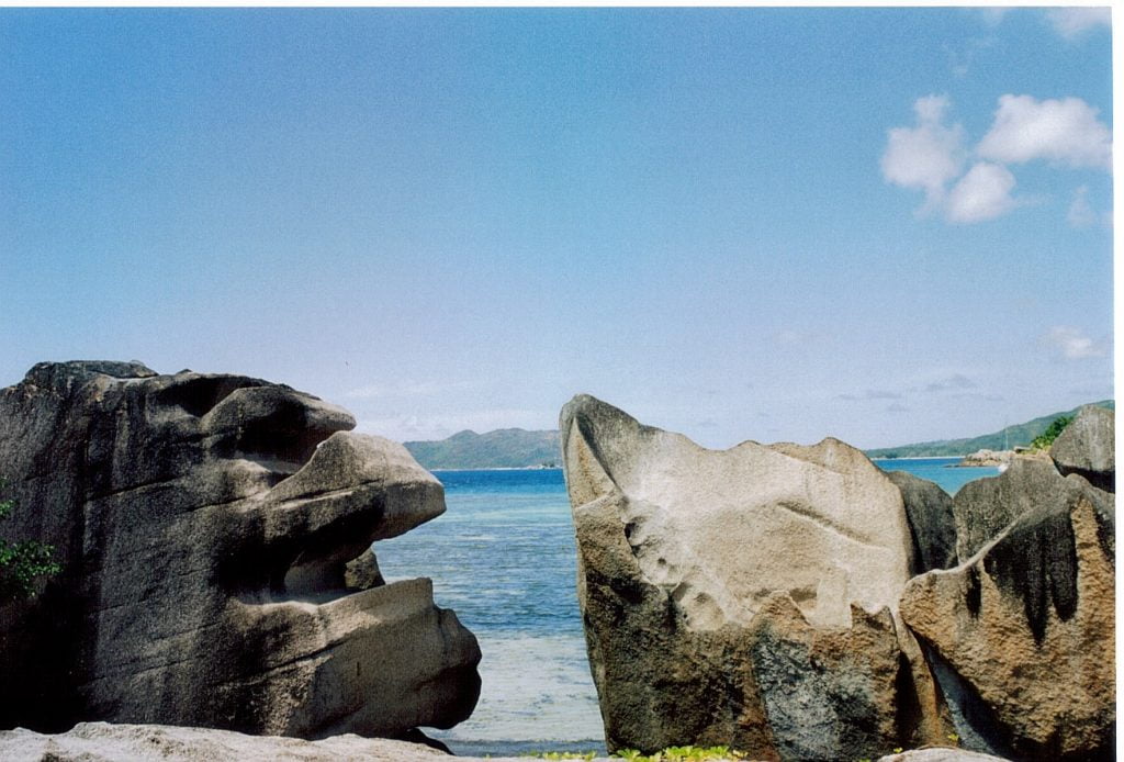ISOLA DI CURIEUSE , MASSI GRANITICI A FORMA DI FACCIA