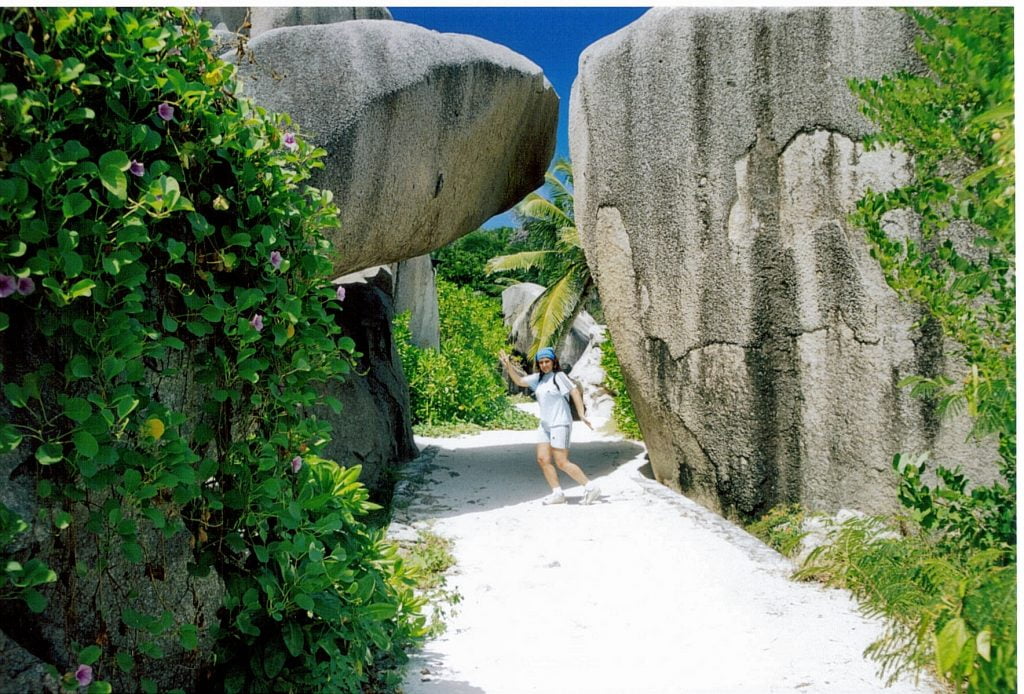 LA DIGUE SEYCHELLES, MASSO GRANITICO IN BILICO