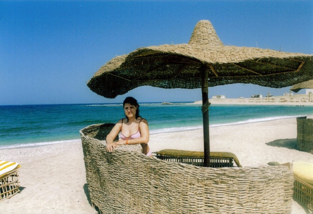MARSA ALAM, LA SPIAGGIA CON GLI OMBRELLONI IN PAGLIA