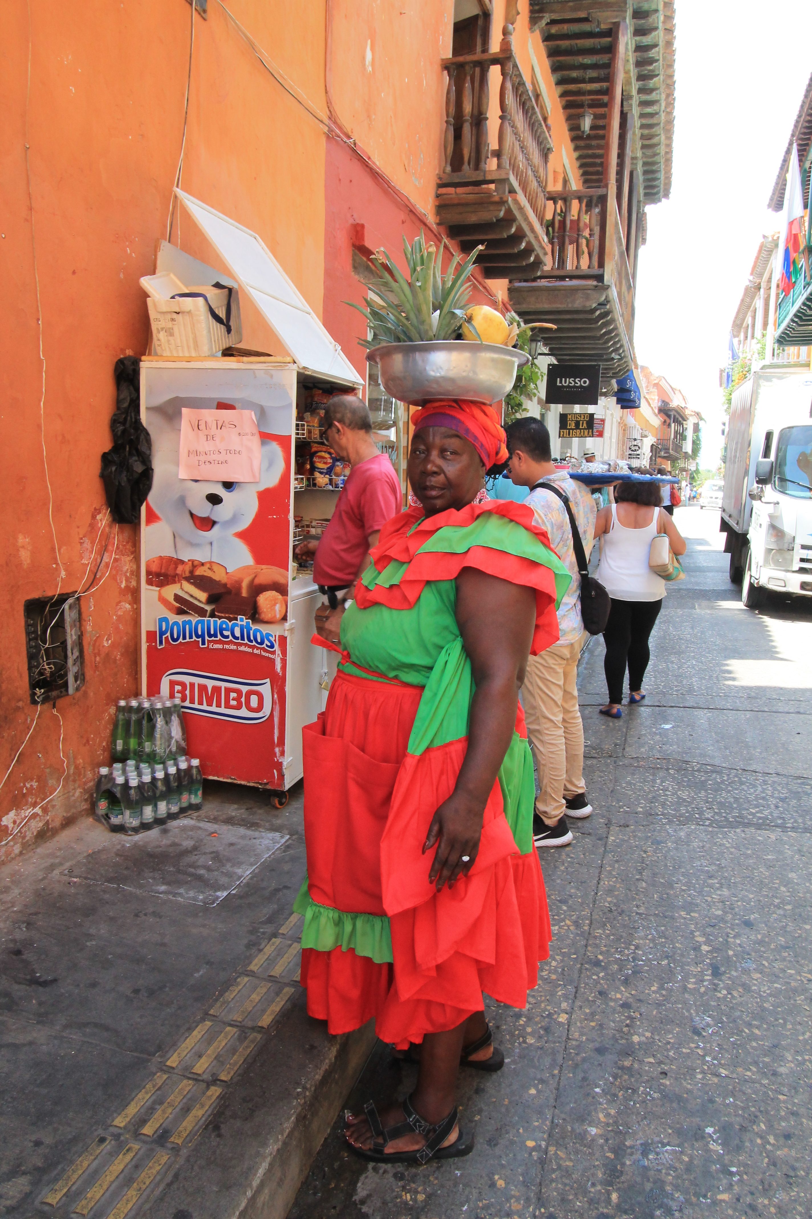 Plaza de Bolivar, Cartagena Colombia, Crociera Antille donna in costume tipico